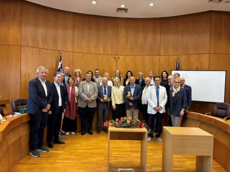 Μουτζούρης για αφθώδη και μεταναστευτικό με Πρέσβεις